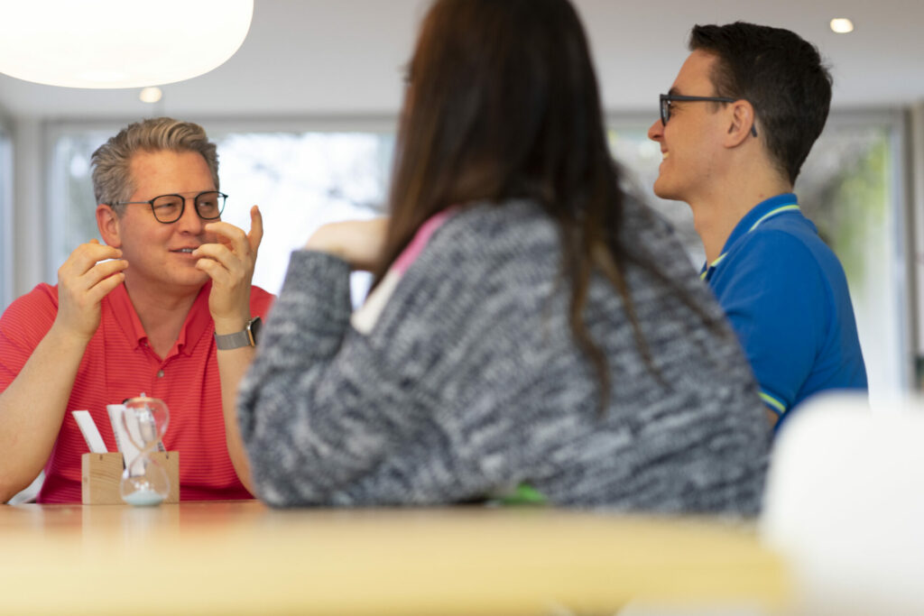 Führungskräfte im Austausch während eines Trainings von MINDSET MOVERS