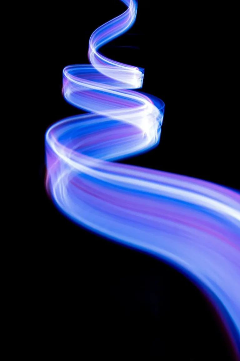 Lichtspur in Blau und Violett