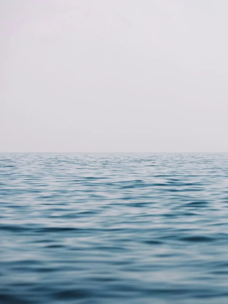 Ruhiges Meer mit Horizont