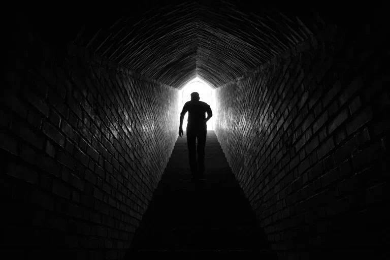 Person steigt eine Treppe zum Licht hinauf