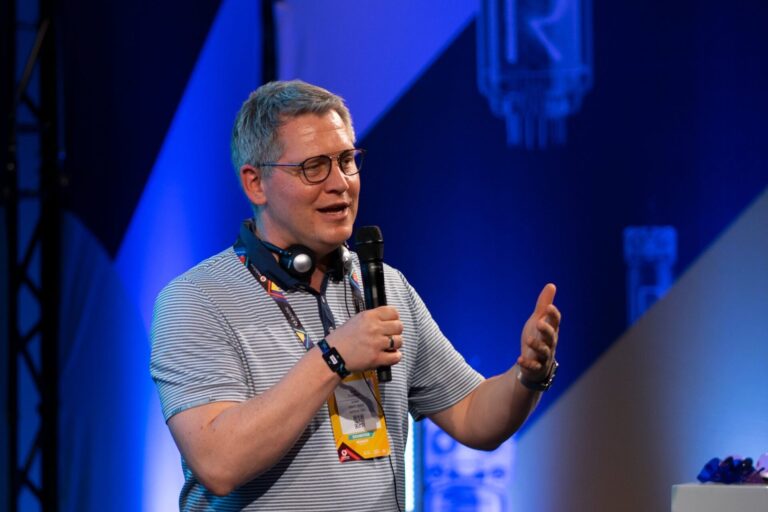 Arne Stoschek als Speaker auf der Bühne des OMR Festivals