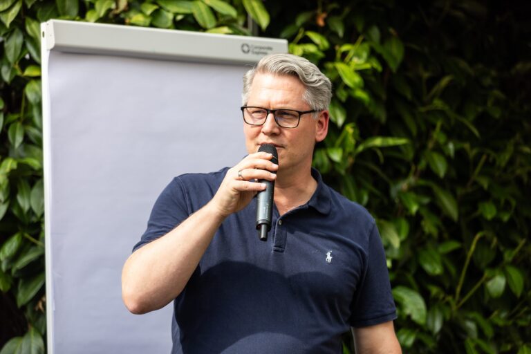 Arne Stoschek mit Mikrofon im Gespräch