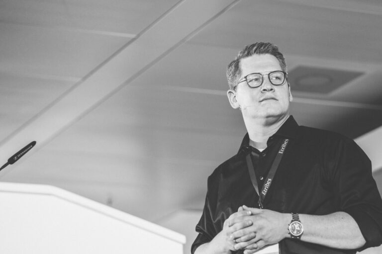 Referent Arne Stoschek vor seinem Vortrag, schwarz-weiß