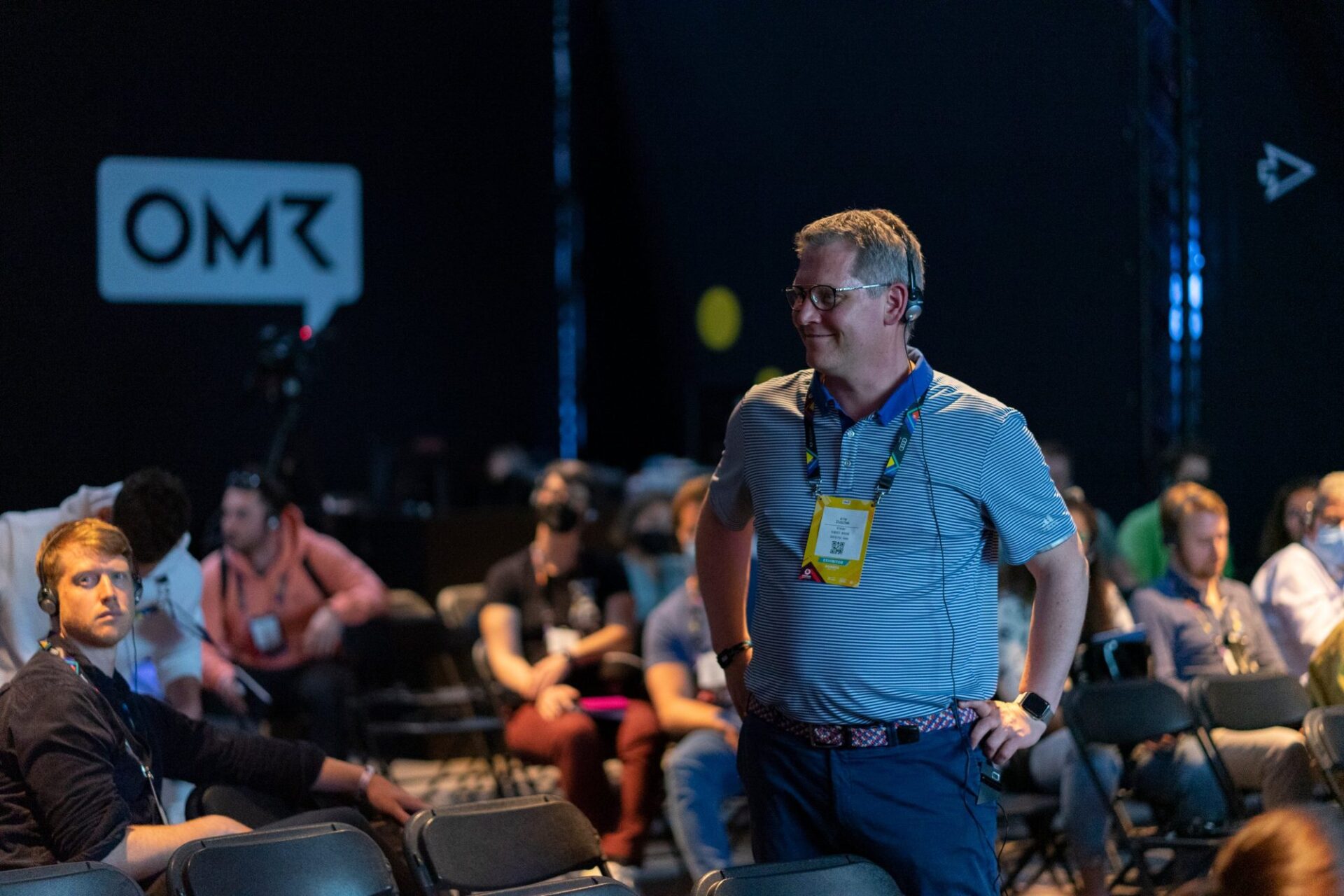Arne Stoschek zwischen den Zuschauerreihen beim OMR Festival