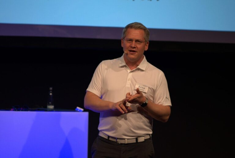 Arne Stoschek erklärt auf der DMEXCO-Bühne